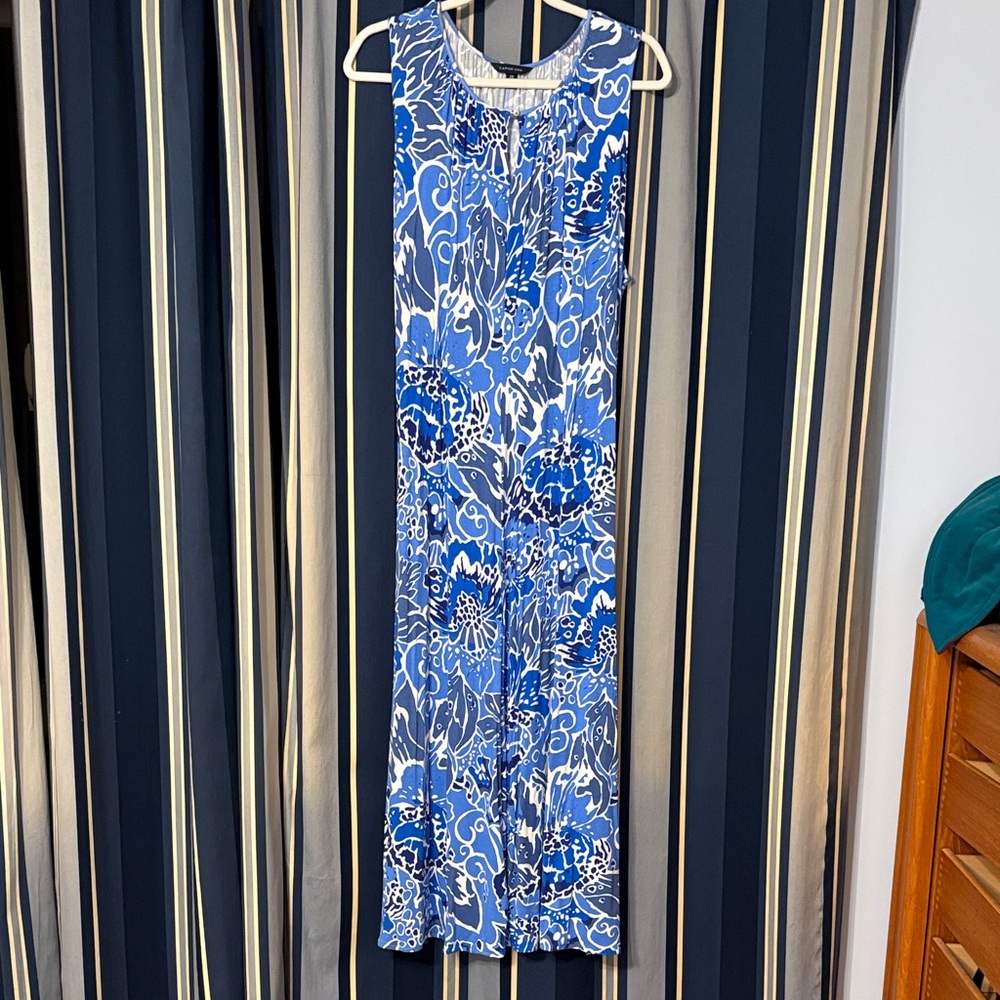 Lands’ End size 2X sleeveless dress, soft blue abstract pattern, self sash/belt